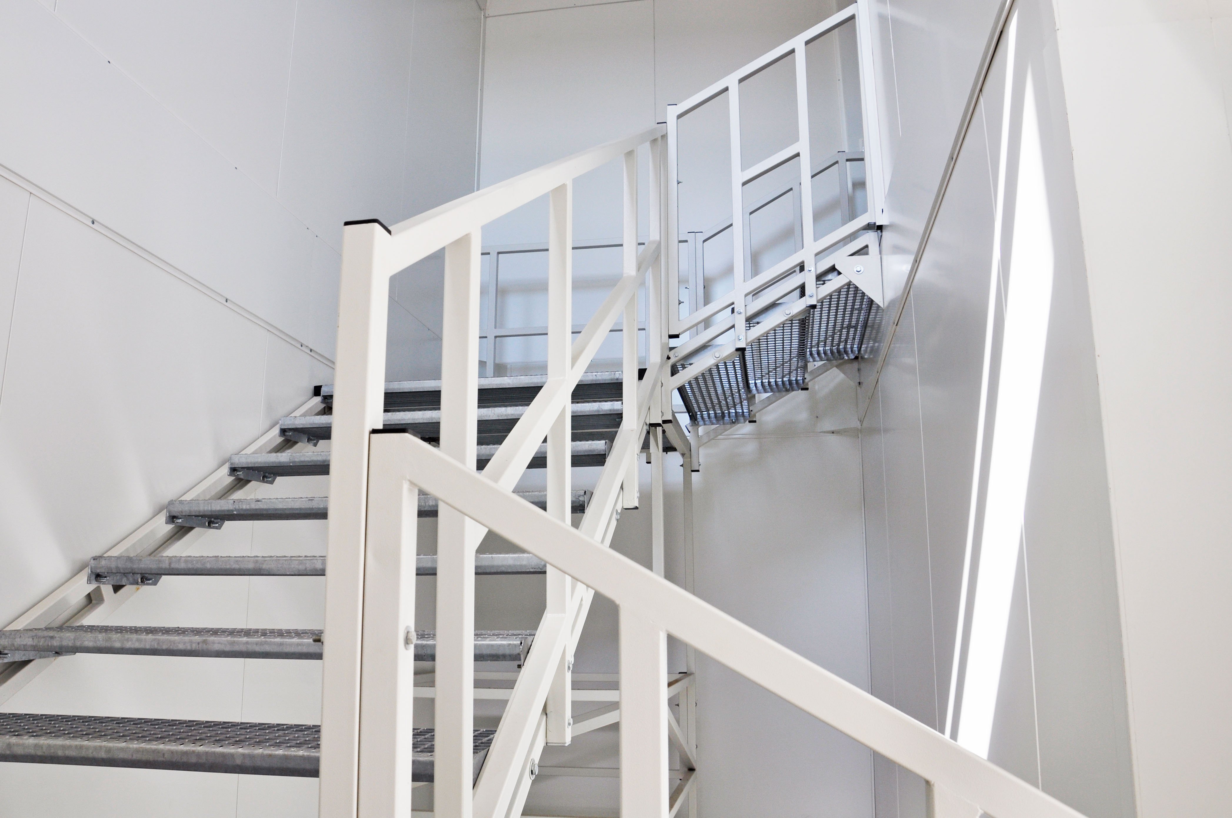 Блок-контейнер с внешней лестницей