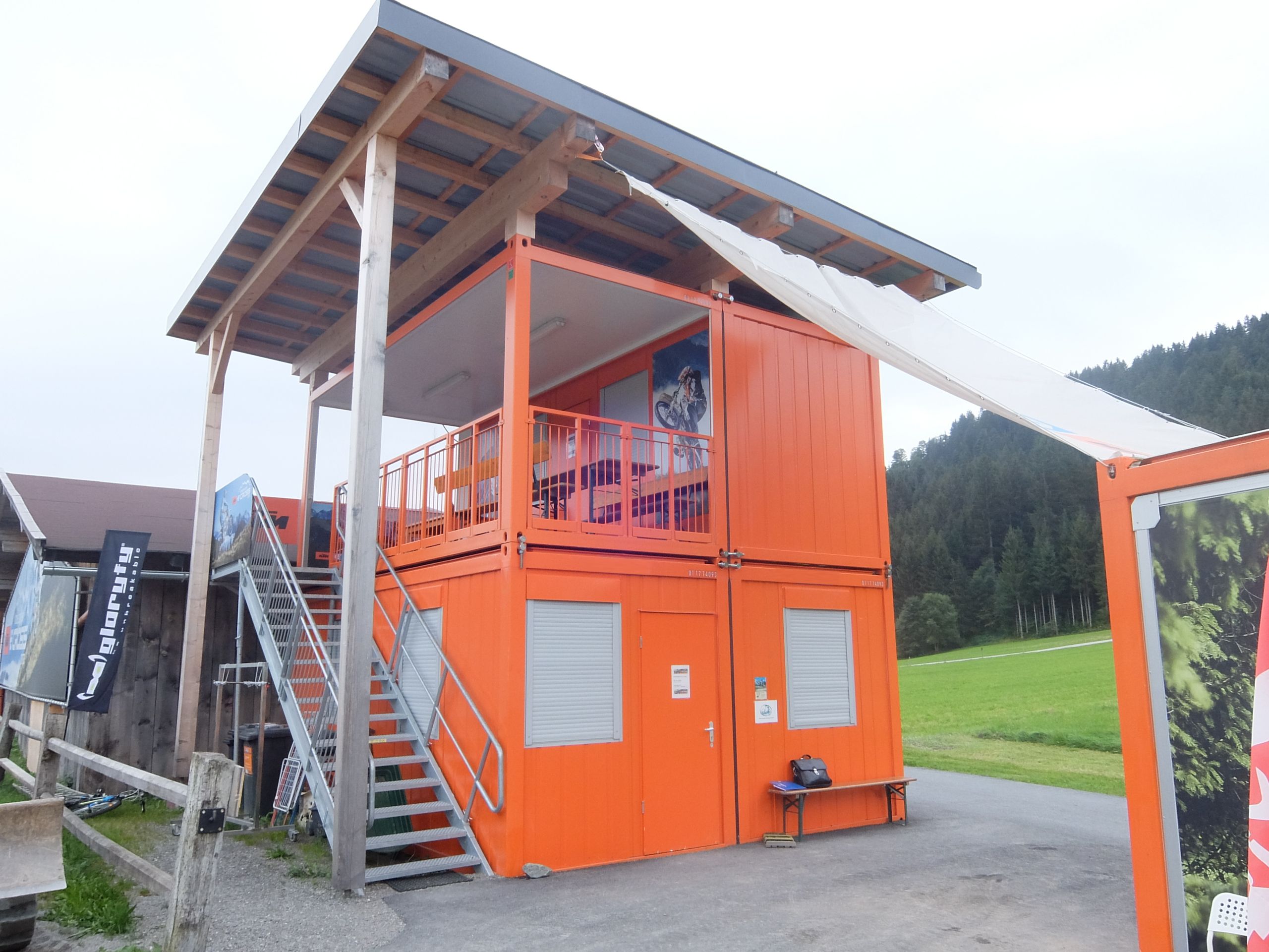 Двухэтажное модульное здание с контейнером-террасой