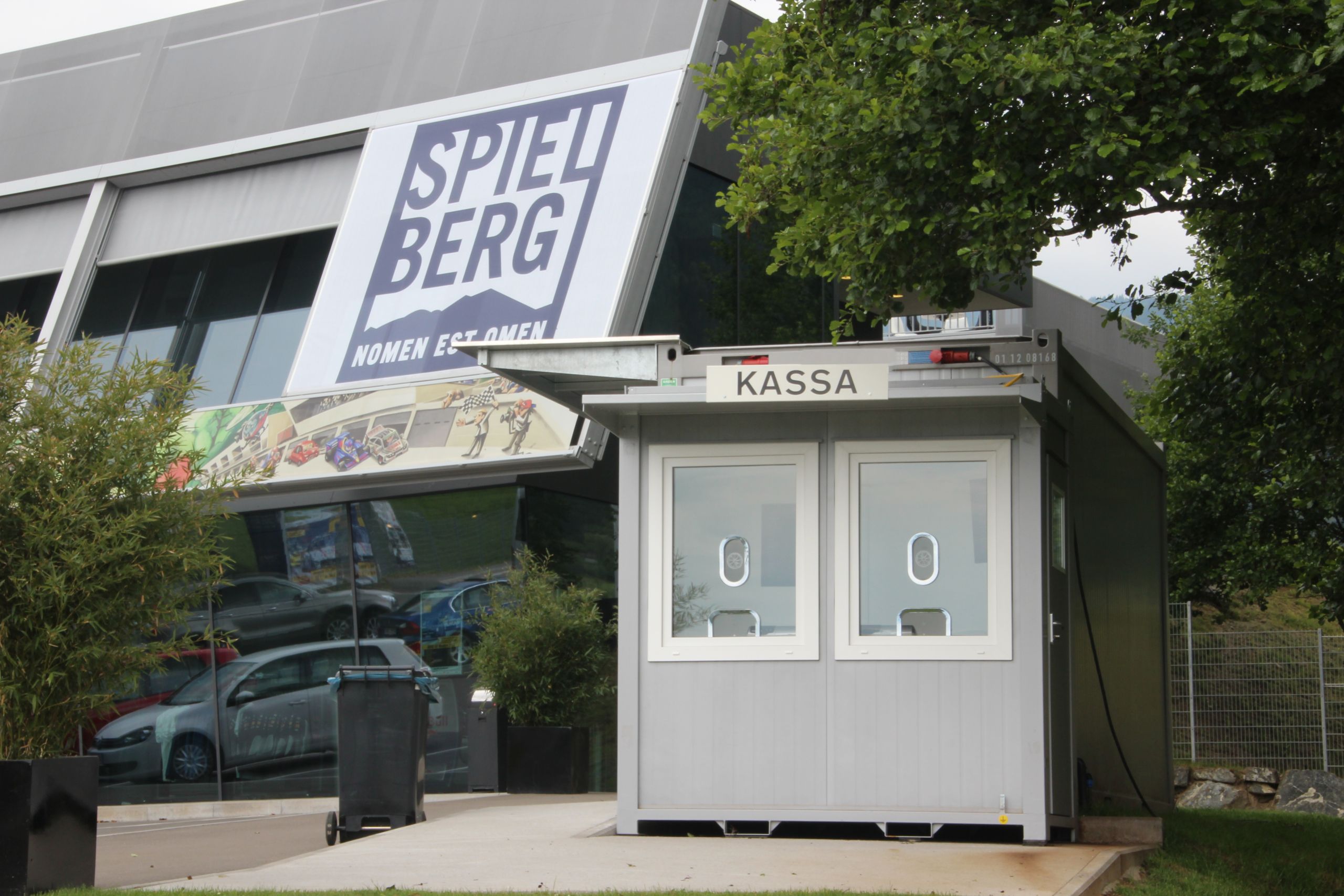 Кассовые контейнеры и комментаторские кабины