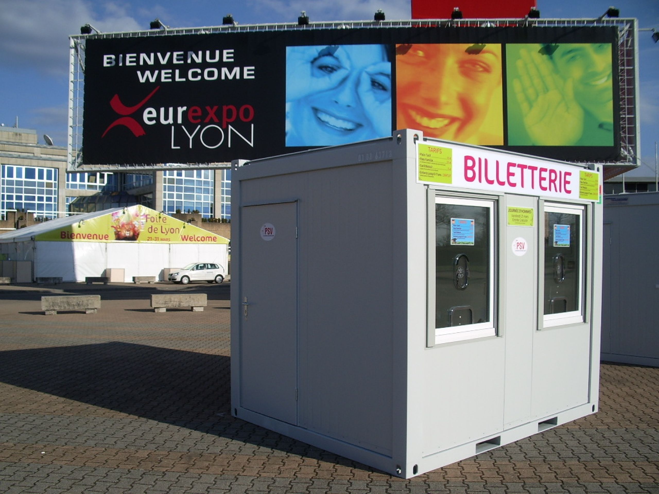 Кассовые контейнеры и комментаторские кабины