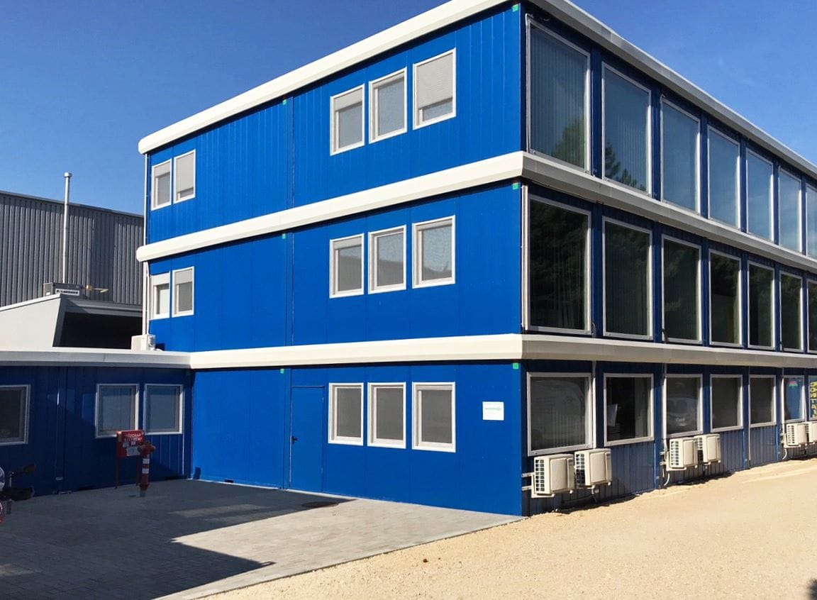 Трехэтажное офисное здание