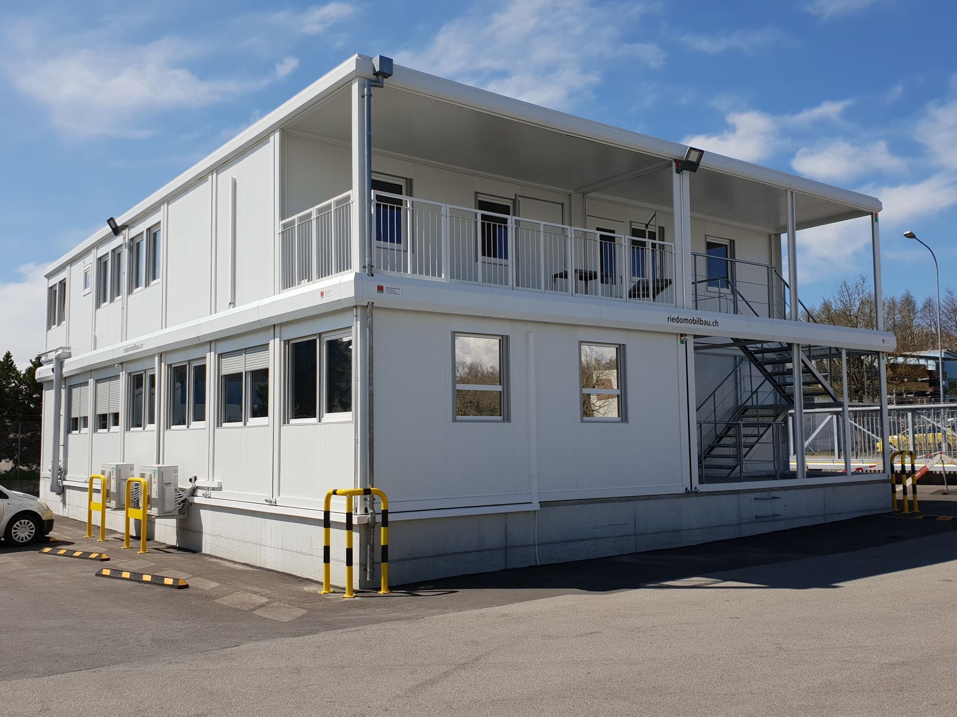 Модульное здание с крытым контейнером-террасой