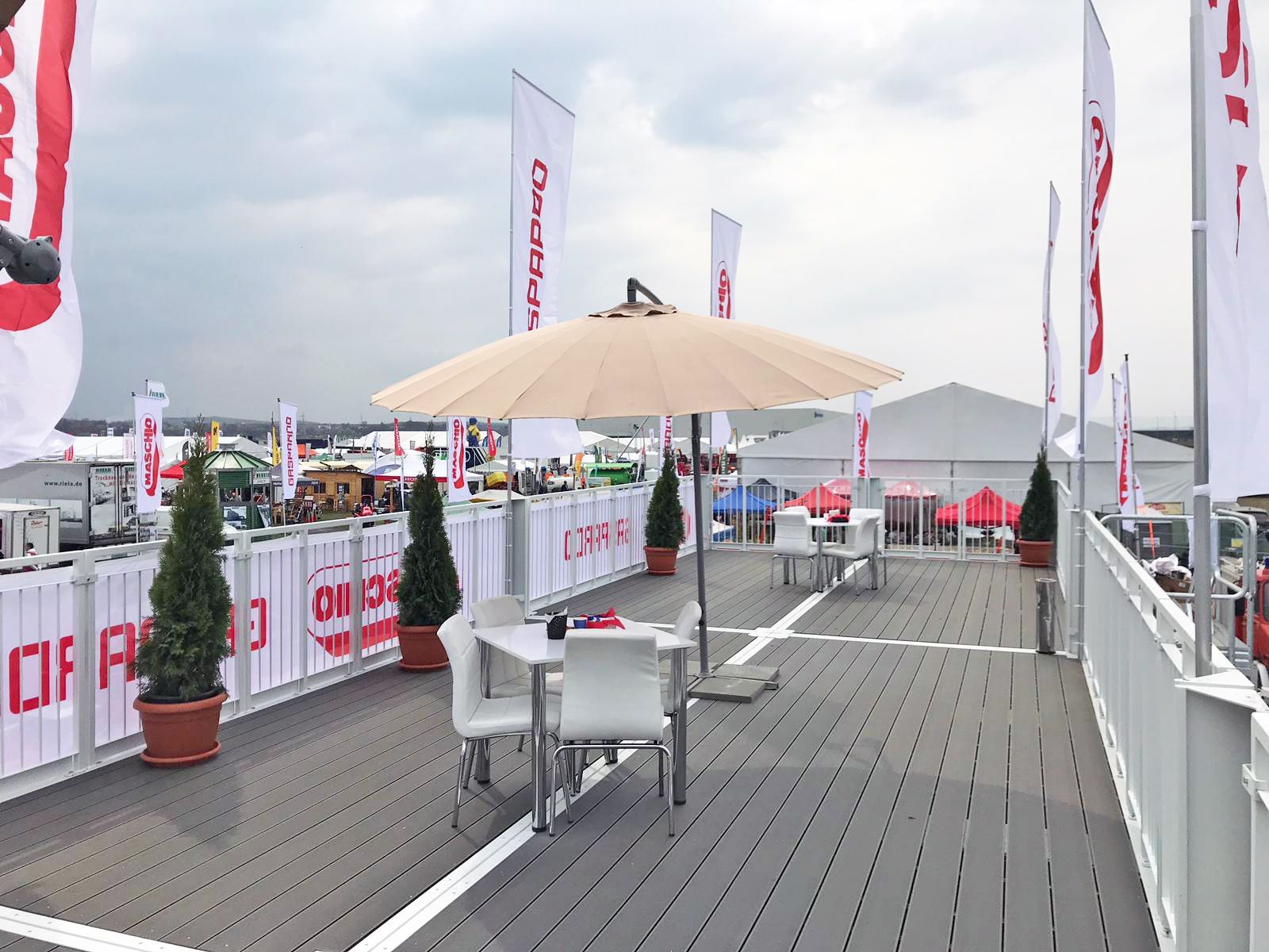 Модульное здание с террасой в качестве бара