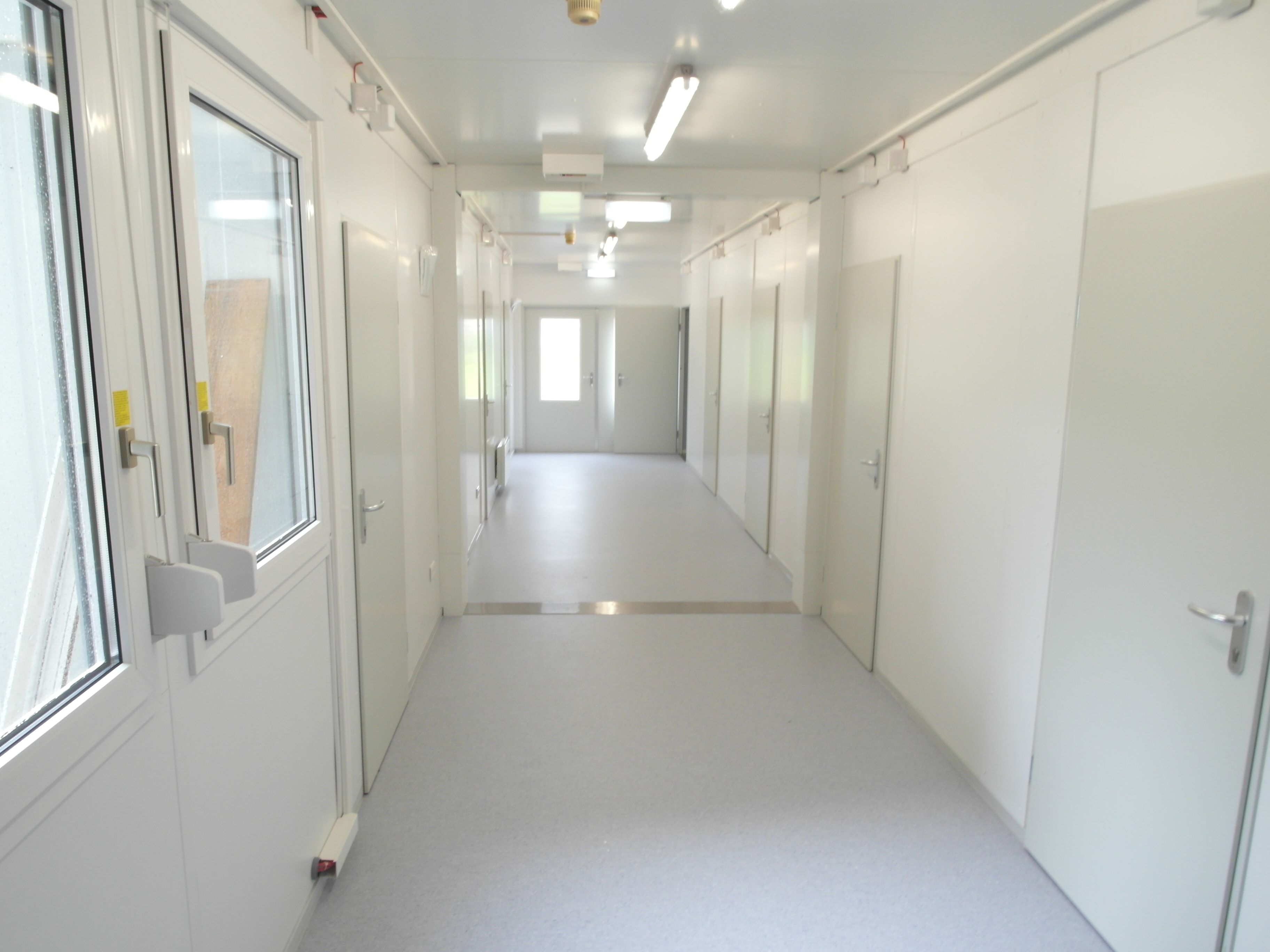 Связующий блок-контейнер с панелями