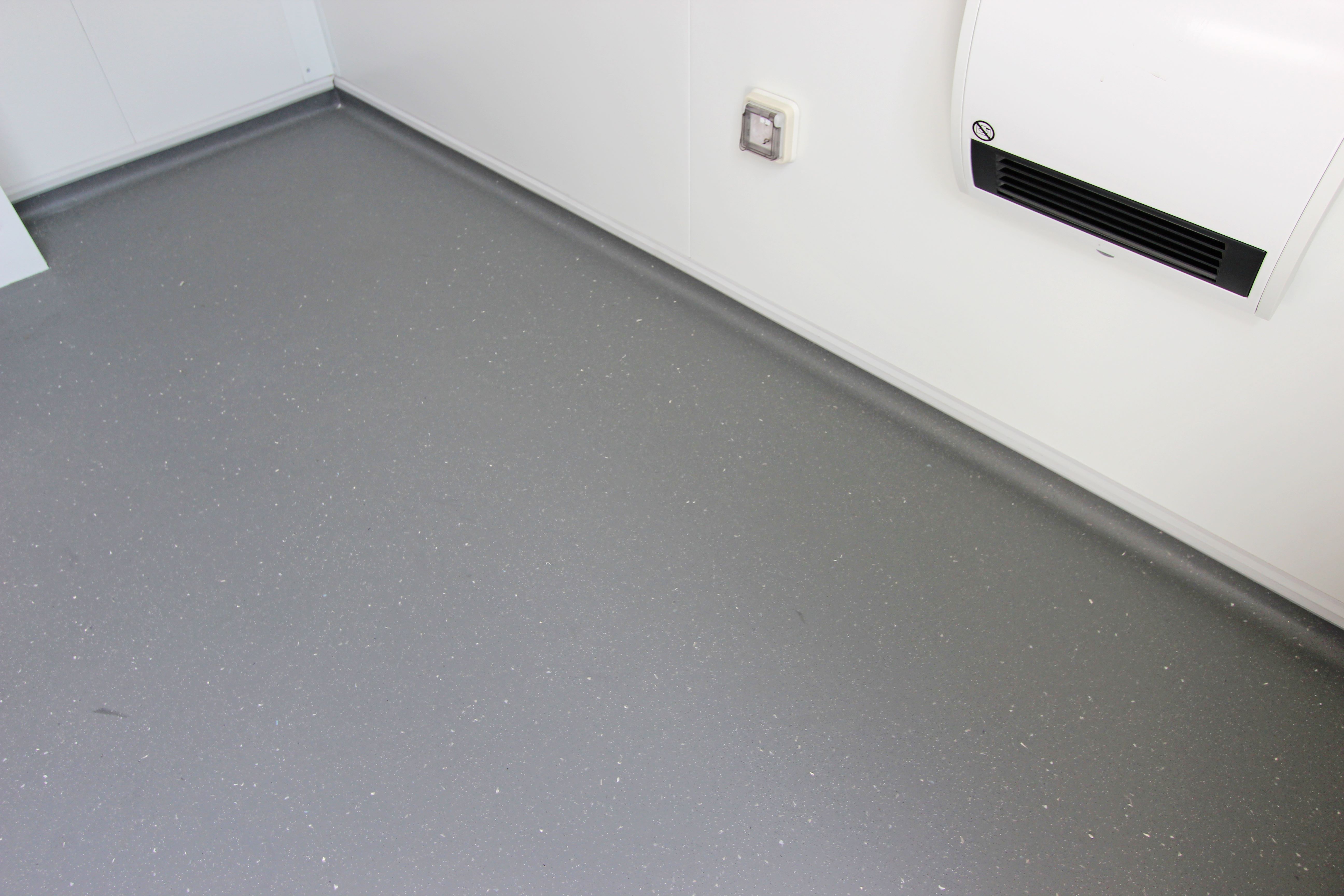 Нескользящее напольное покрытие с заводом на стену