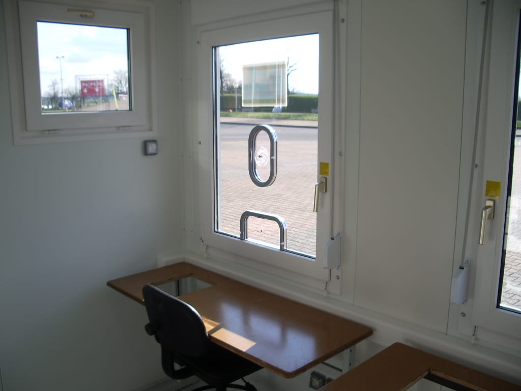 Кассовые контейнеры и комментаторские кабины